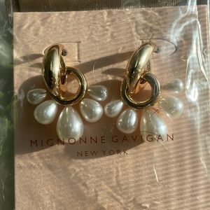 Gold earrings with pearl detail